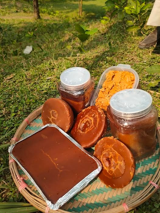 ৫প্রকার গুড়ের কম্বো ঝোলা, দানাদার ঝোলা, গোল পাটালি, ফয়েল পাটালি ও চকলেট গুড়।